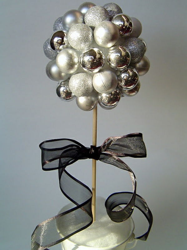 hvit juledekorasjon - vakker bue og elegante baller