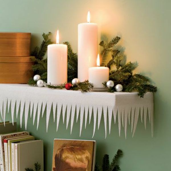vacker vit juldekoration - eleganta ljus på hyllan