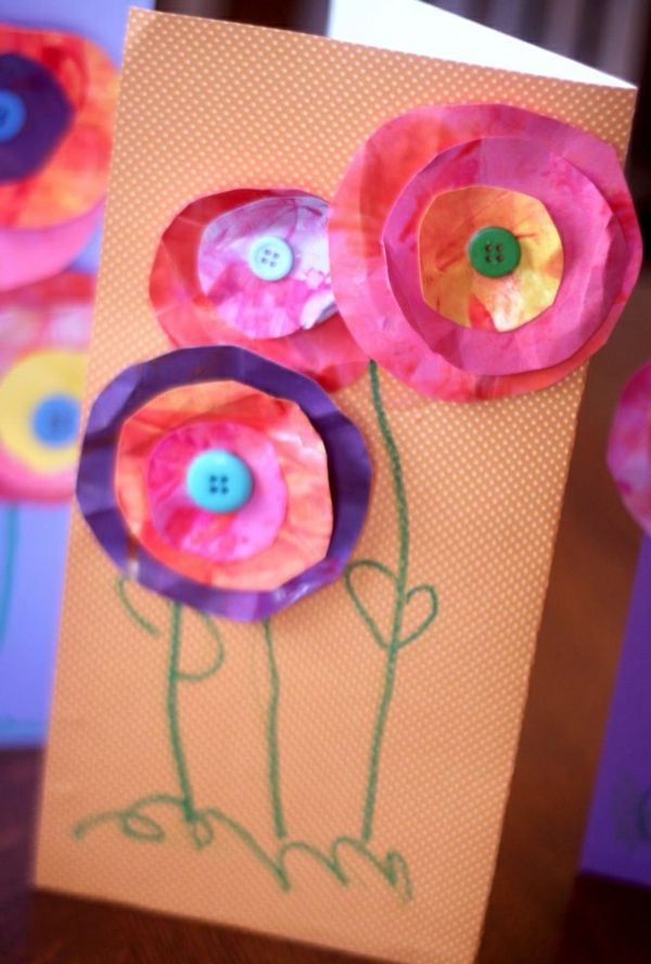 remeselné nápady pre materskú školu - pohľadnica s kvetmi z papiera - fotografia z blízkej