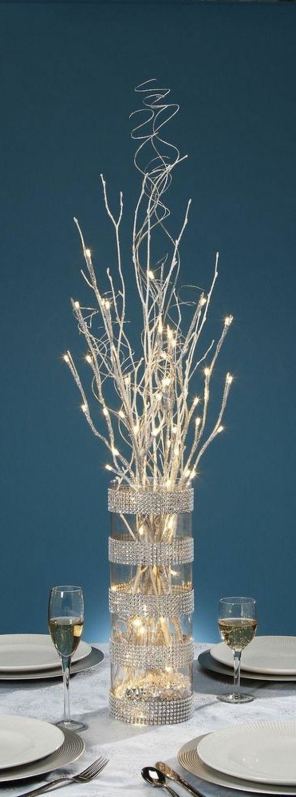 hvit juledekorasjon - en vase med hvite kunstige grener i den