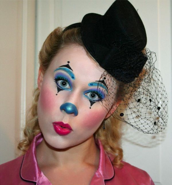 clown ansikte målning - rolig utseende av en kvinna med ett roligt ansikte
