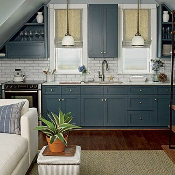 prachtige blauwe keuken met witte hangende lampen