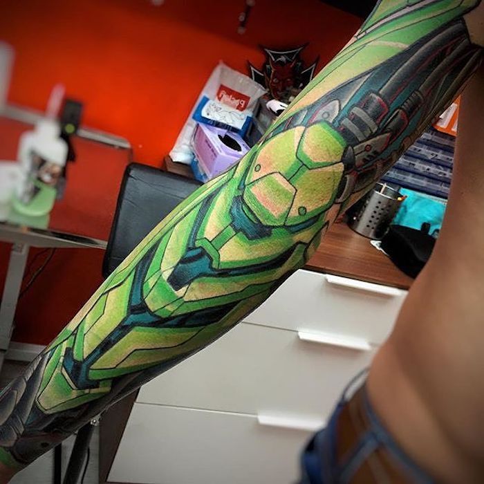tattoo sjablonen mannen, man met gekleurde biomechanische tatoeage