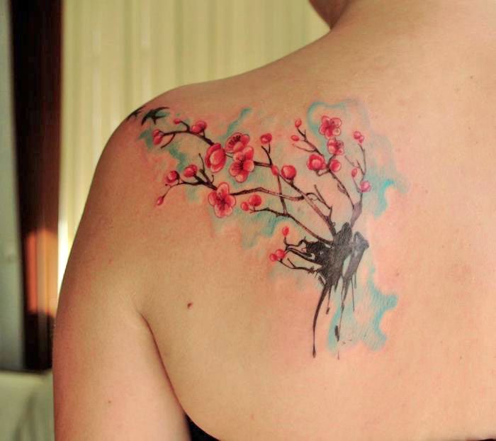 tatuaje semnificative, femeie cu tatuaj acuarelă pe spate