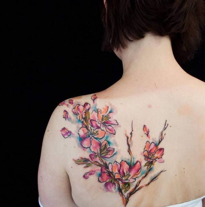 Tatuaj de flori pe spate, femeie cu tatuaj acuarelă cu motive de floare