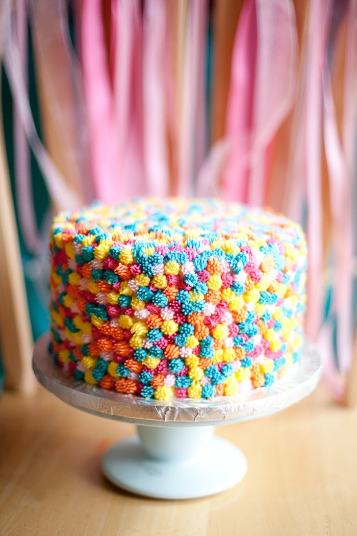 verjaardagstaart foto's, kleurrijke taart gedecoreerd met slagroom