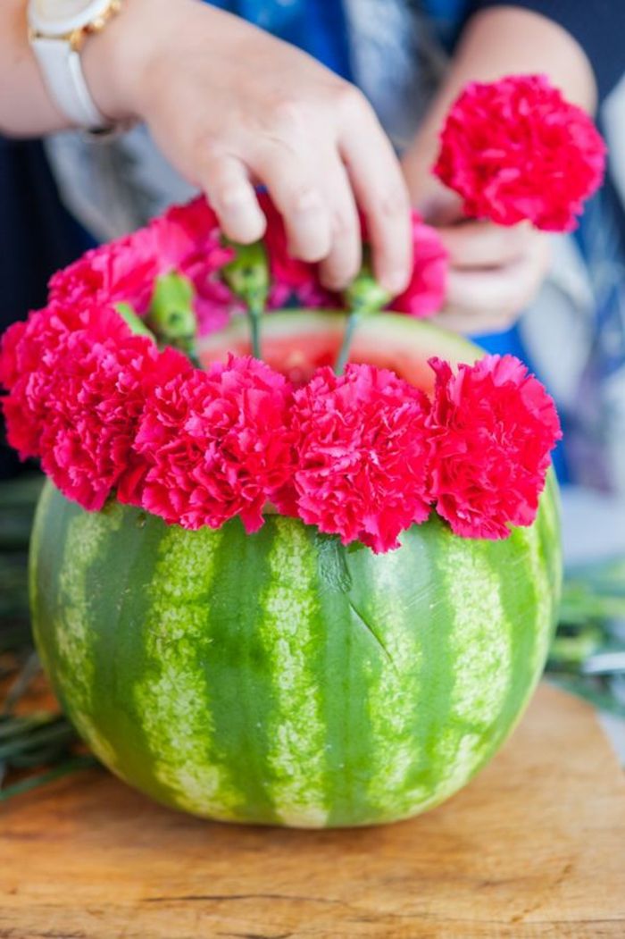 Okrasite vrtno mizo, vazo lubenice z roza cvetovi