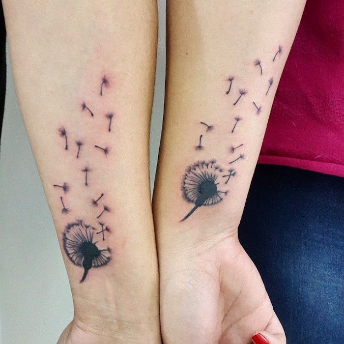 Tatuaj de familie, femei cu tatuaje florale pe brațele lor