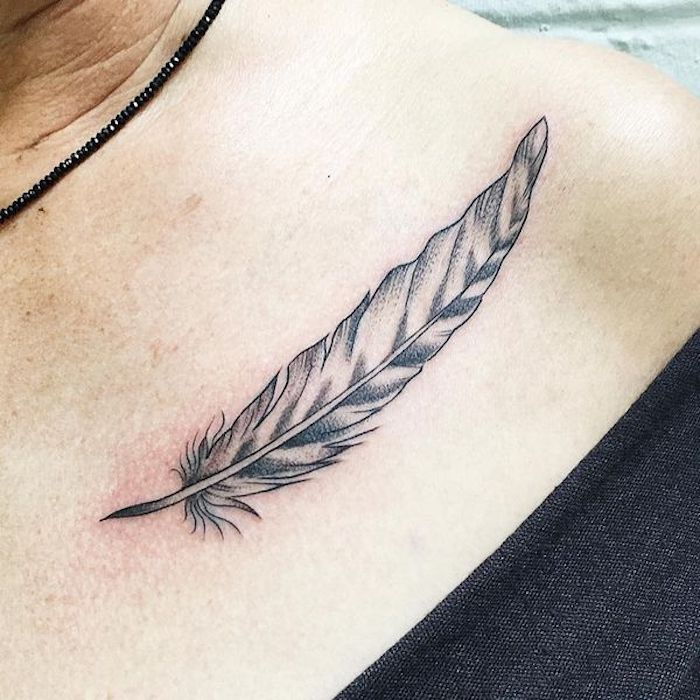 simbol de pene, femeie cu tatuaj negru și gri pe pieptul ei