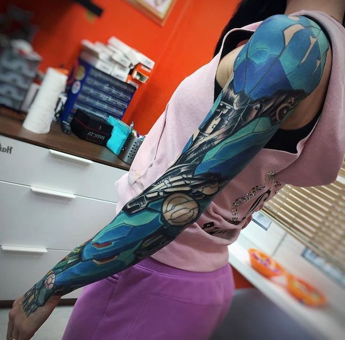 Ženska s tatoo v nadlaket v konstrukciji in črno, biomehanična tetovaža