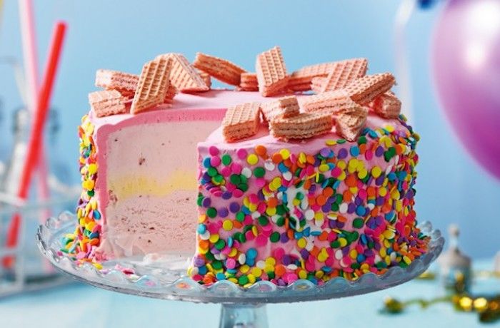 baka tårta, tårta med jordgubbskräm dekorerad med stänk och våfflor