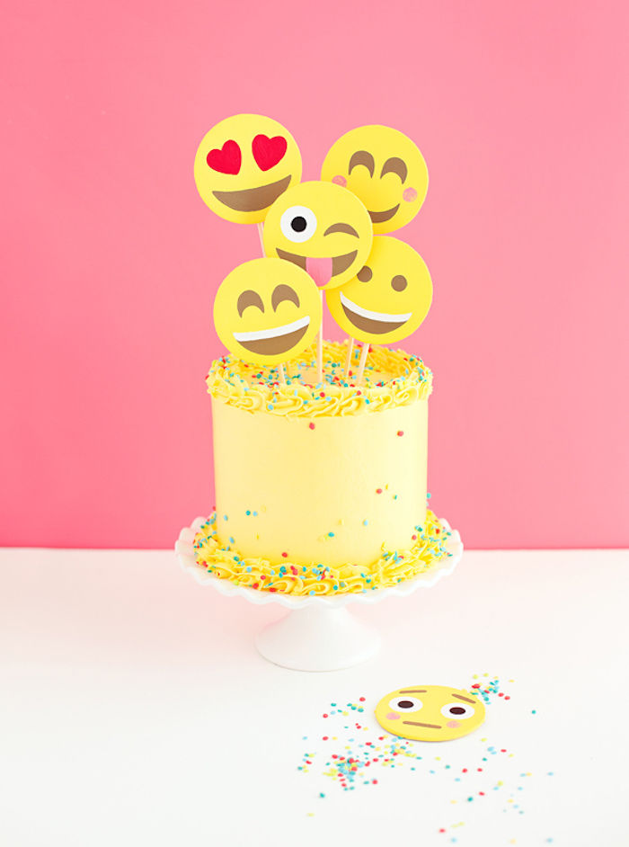 bursdagskake baking, emoji kake dekorert med gyllen krem ​​og dryss