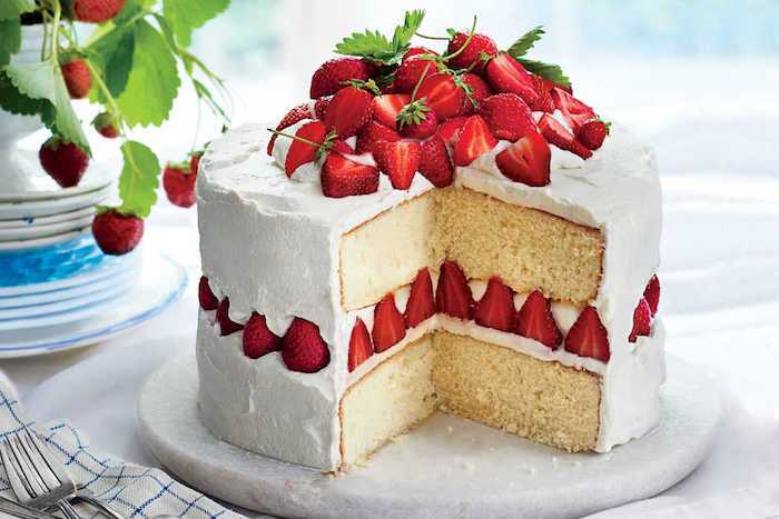 baka tårta, lager med vanilj, paj med jordgubbar