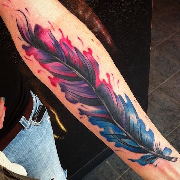 simbolul penei, tatuajul colorat pe antebraț, tatuajul brațului