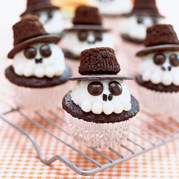 Dekorere muffins, skaller laget av smørkrem med øyne og hatter av sjokolade