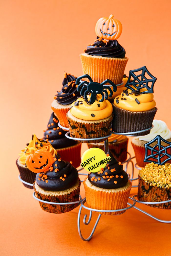 muffins dekorera för halloween, cupcakes dekoration av fondant och grädde