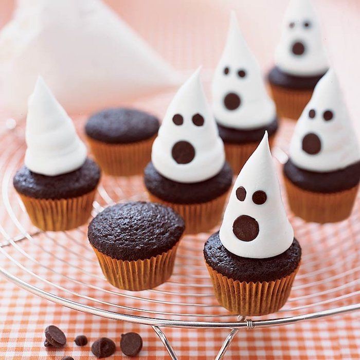 decorando muffins, pequenos cupcakes na forma de fantasmas