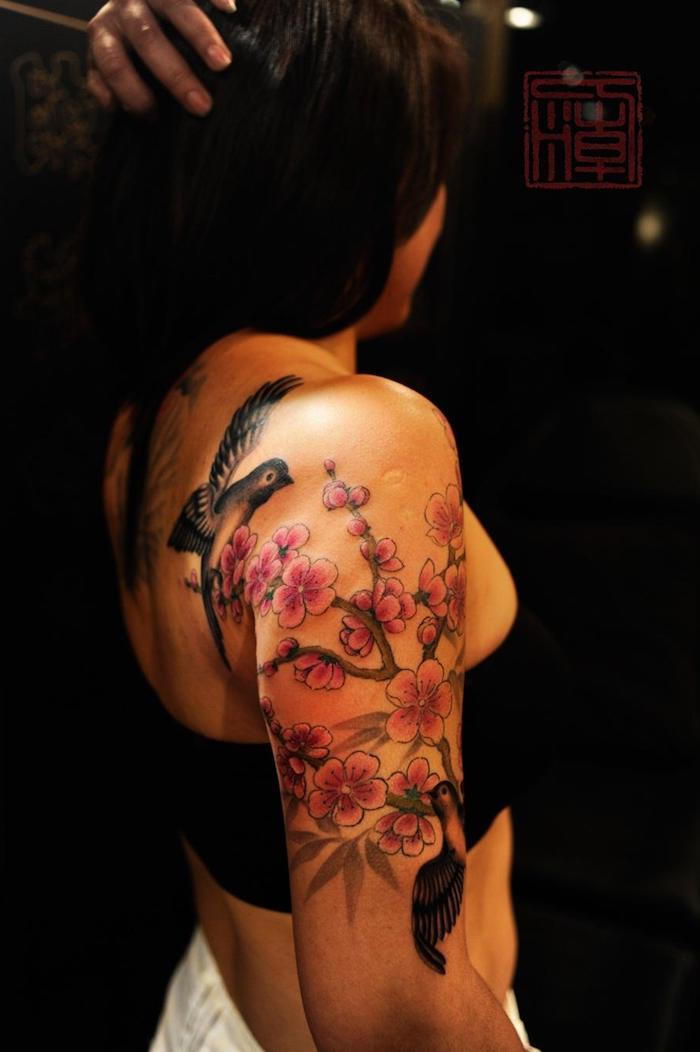 Tatuaje japoneze pentru femei, tatuaj colorat cu motive de floare de cireșe
