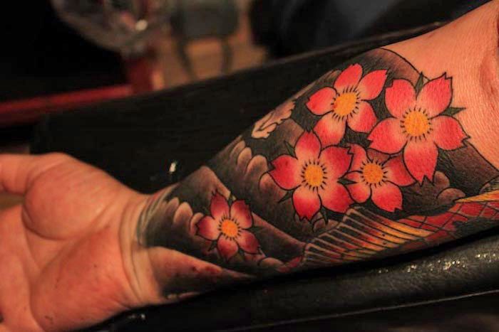 Tatuaje japoneze, pește de coit în combinație cu valuri de apă și flori de cireș roz
