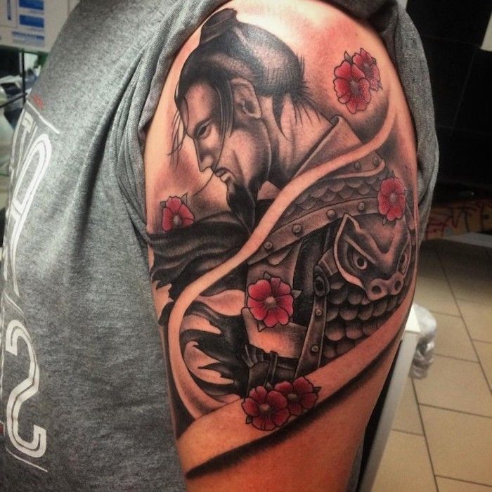 tatuaje japoneze, bărbat cu tatuaj samurai pe brațul său superior, tatuaj cu motive japoneze