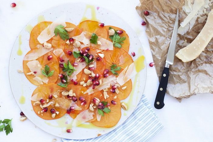 hvordan å spise kaki, sunn salat med persimmons, persille og granateplefrø