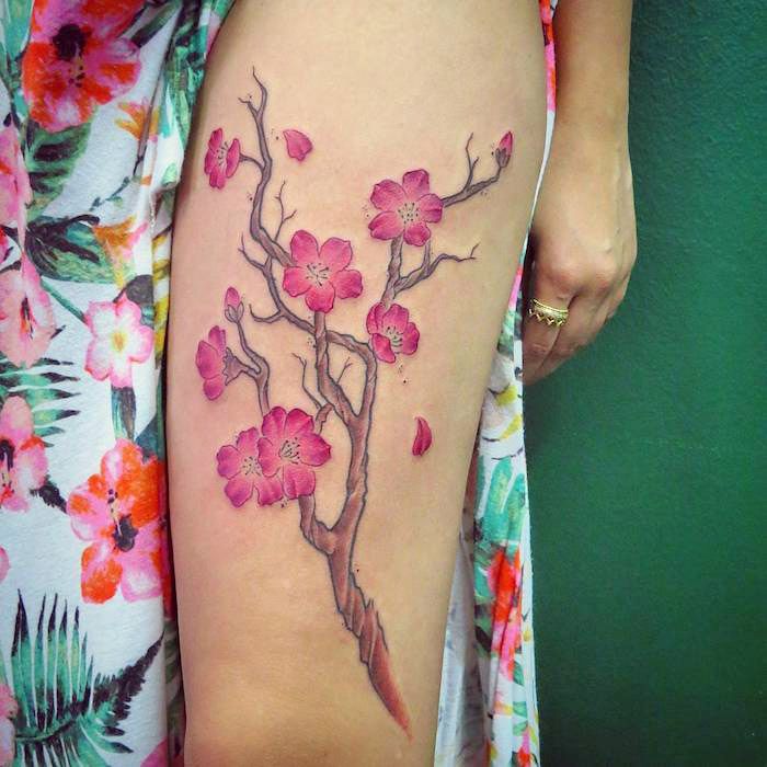 tatuaje cu semnificație, crenguță cu flori de cireș roz pe coapse