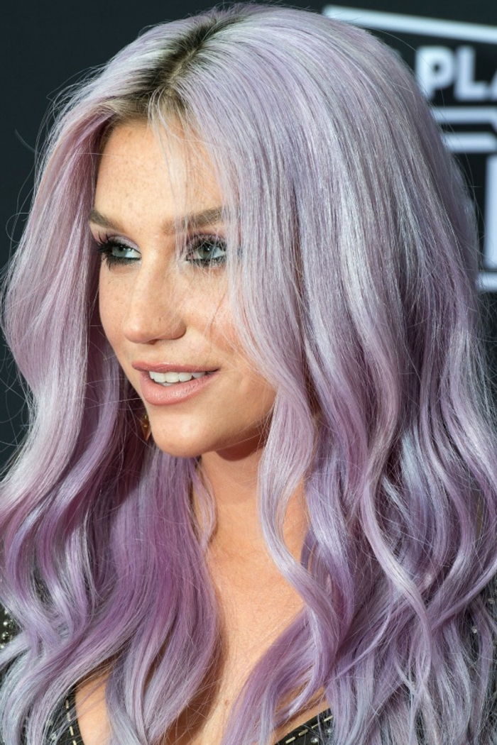 păr color violet, păr lung, purpuriu, cu o bază întunecată, coafura cu valuri de apă