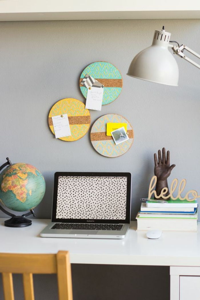 sala de trabalho, laptop, lâmpada, globo, livros, mesa