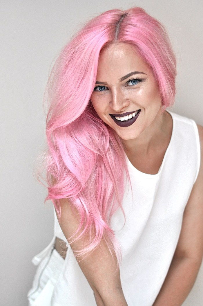 rosa hår, kvinna med ögonbryn och rosa hår, frisyr med vågor