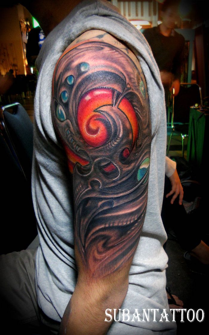 bovenarm tattoo, man met realistische, gekleurde 3d tatoeage