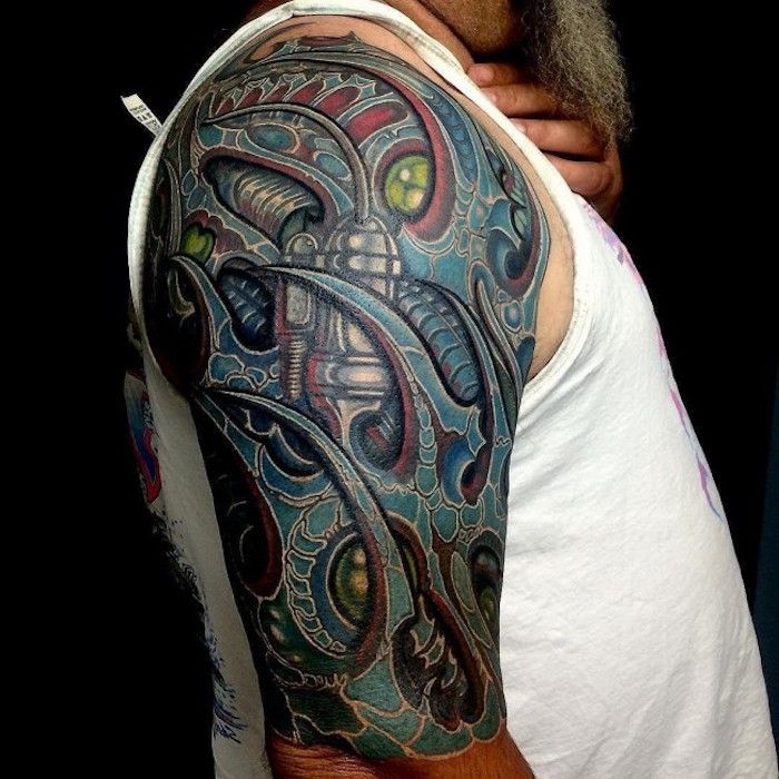 gekleurde bovenarm tattoo, grote biomechanische tattoo
