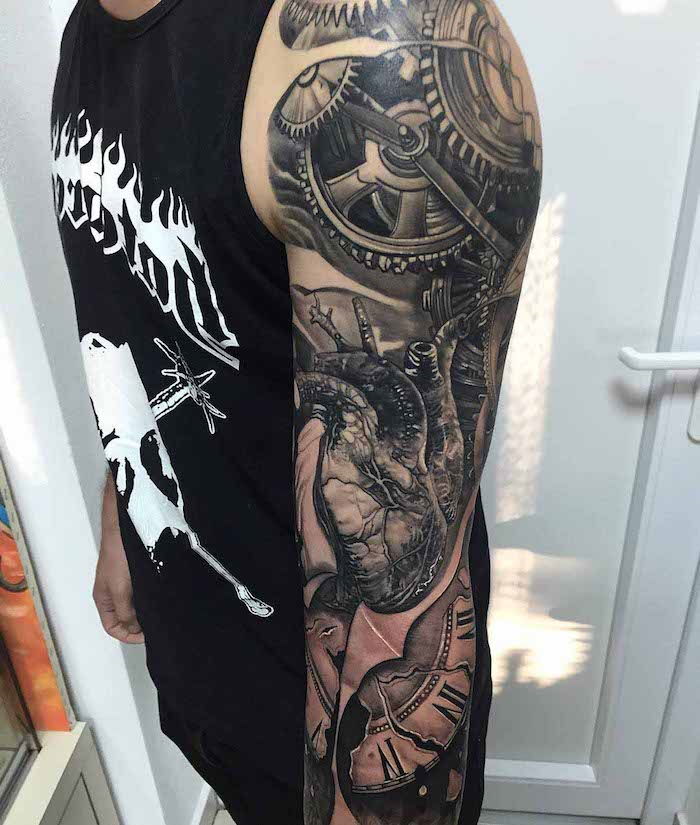tattoo sjablonen mannen, man met biomechanische tatoeage op arm