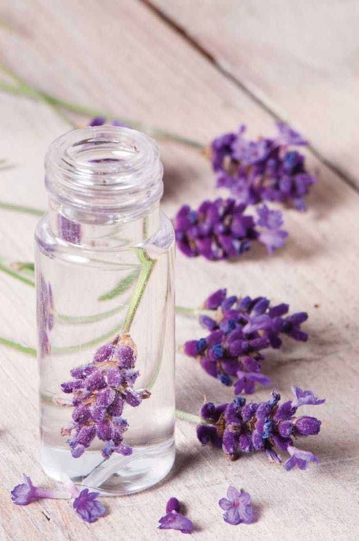 Maak je eigen cosmetica, parfumolie met lavendel, zelfgemaakte cosmetische producten