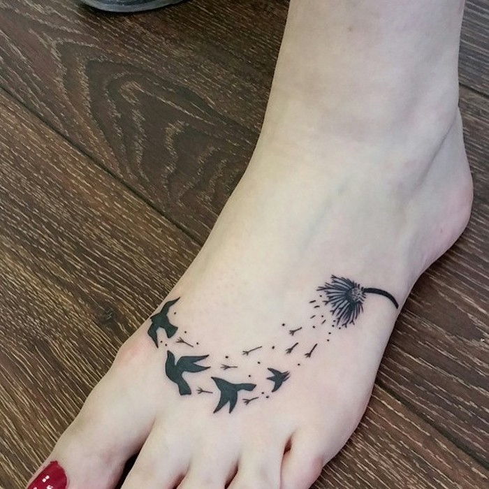 tatuaje semnificative, tatuaj floral cu păsări negre pe picior