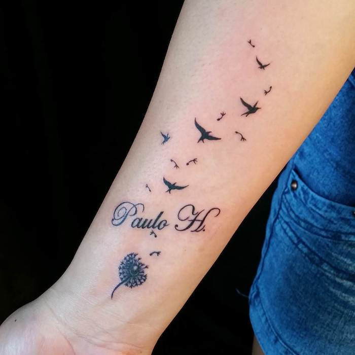 tatuaje cu semnificație, tatuaj negru cu flori și păsări pe braț