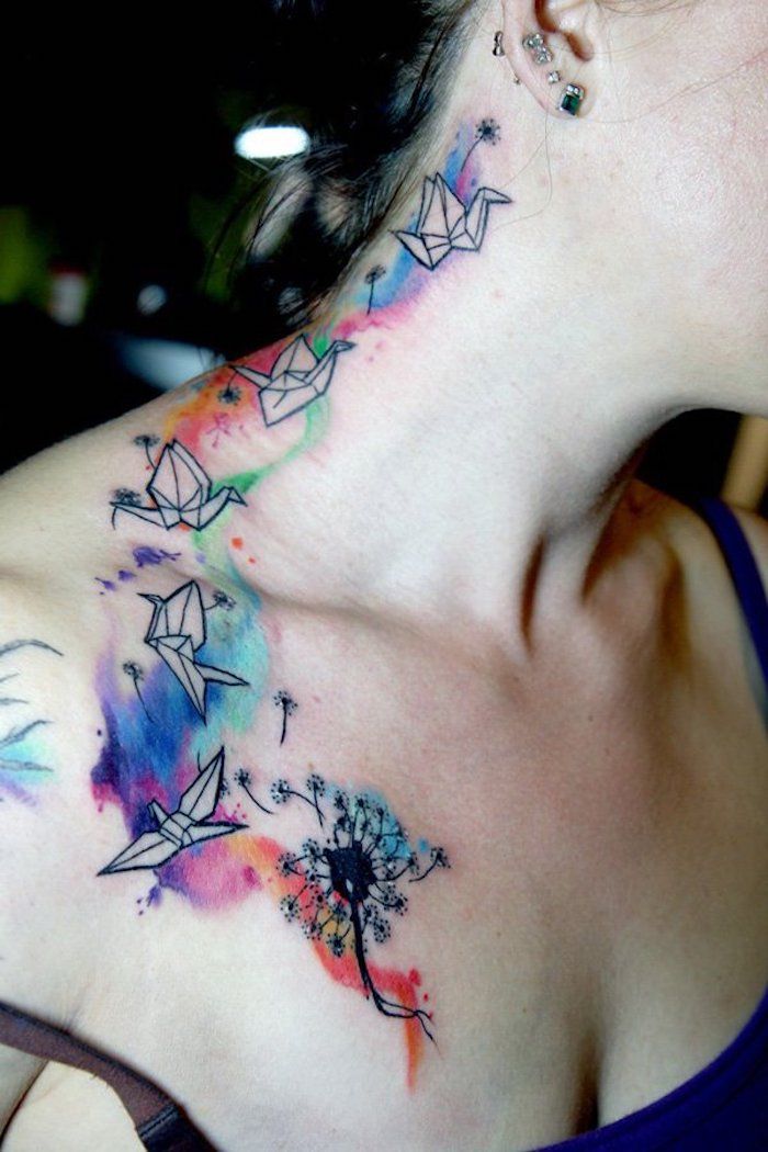 simboluri tatuaj, femeie cu tatuaj acuarelă pe teasing, tatuaj origami