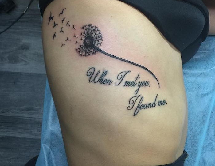 tatuaje cu semnificatie, femeie cu tatuaj de flori pe partea corpului