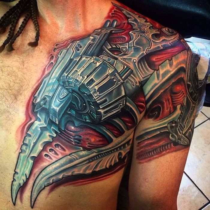 obarvana tattoo ramena, velika tetovaža s strojnim motivom