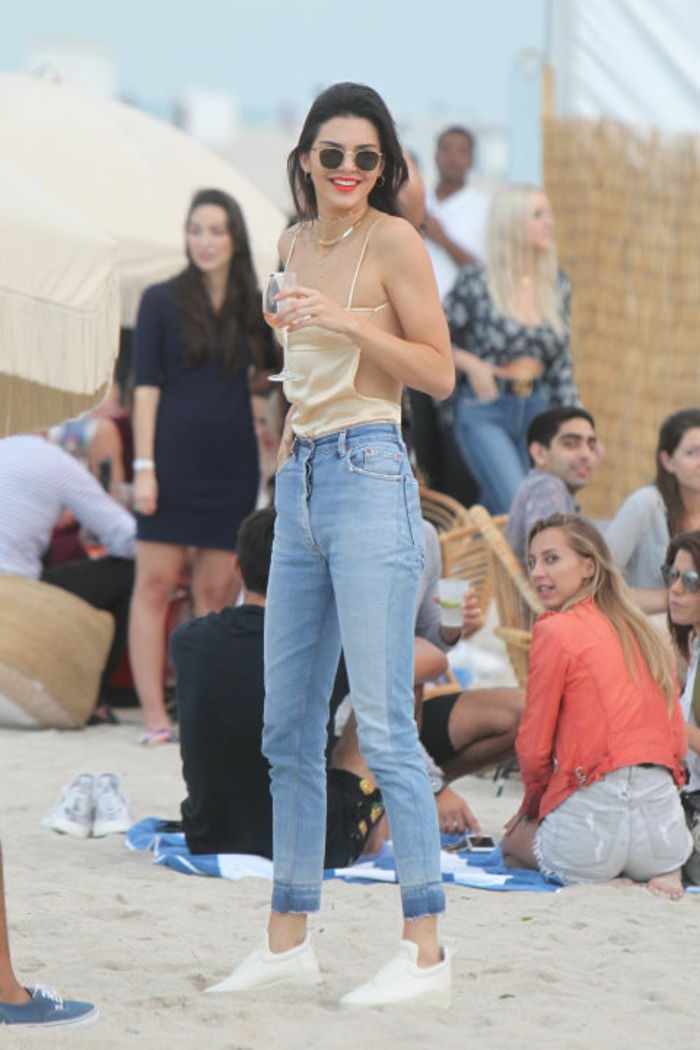 Plážový výstroj, Kendall Jenner, svetlé denimové džínsy, biele tenisky, špička so šampanským špagetovými popruhmi