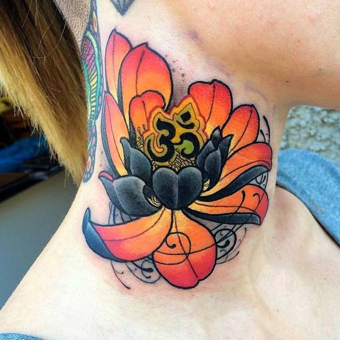 tatuaże tatuaż, tatuaż na karku, kobieta z kolorowym tatuażem