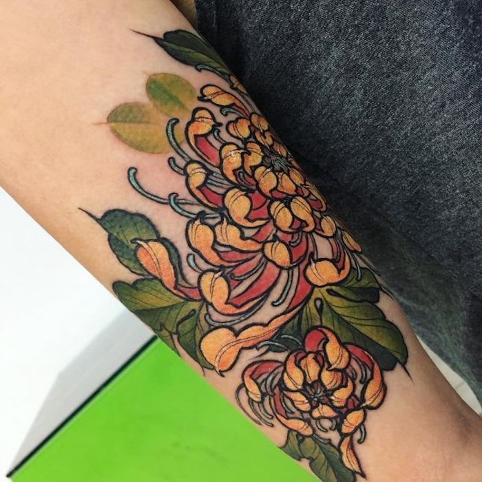 tatuaje de flori colorate, crizanteme galbene pe brat, tatuaje pentru femei