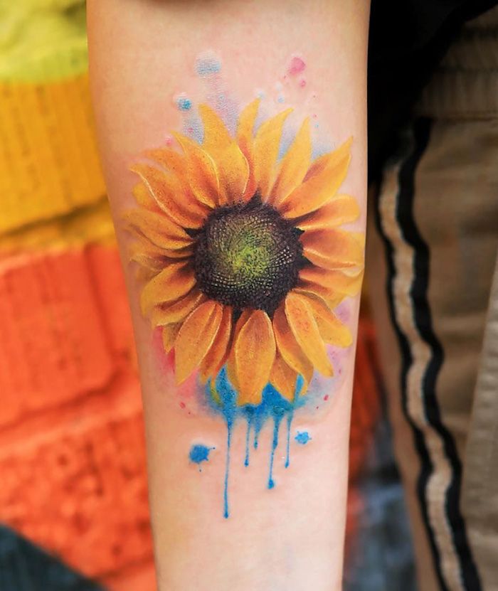 kwiatowe tatuaże, kolorowy tatuaż z motywem słonecznika, akwarela tatuaż