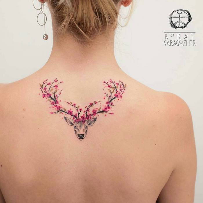 tatuaj sensul femeie cu tatuaj pe spate, cerb cu flori de cires