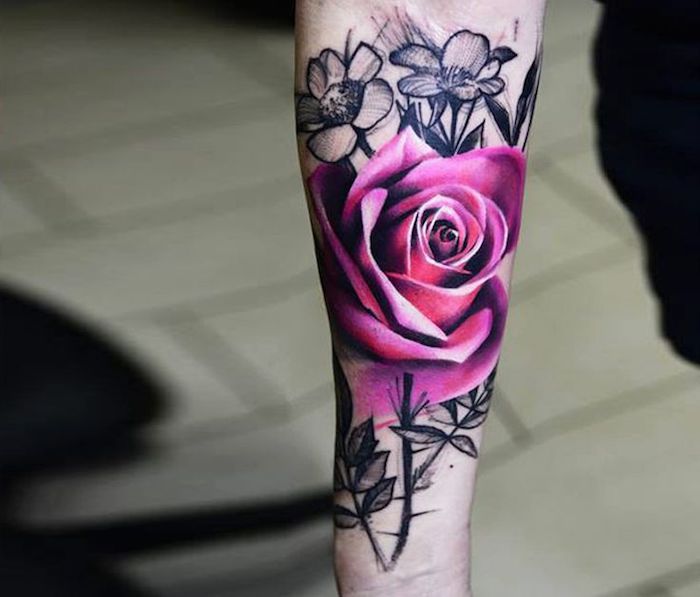 tatuering blommor, realistisk ros på underarm, arm tatuering