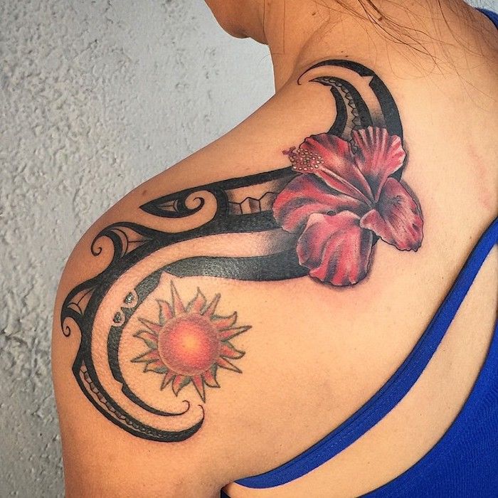 tatuaż z powrotem kobieta, tribal tatuaż w połączeniu z czerwonym kwiatem i słońcem
