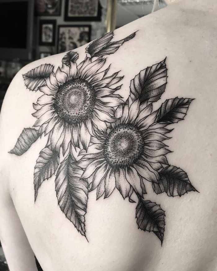 tetovanie späť žena, čierne a šedé tetovanie s veľkými slnečnicami