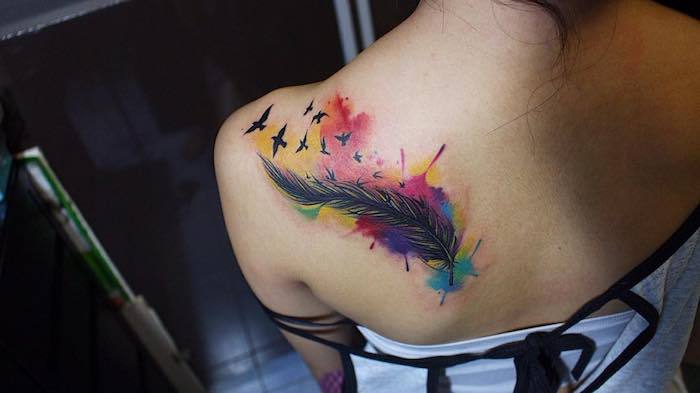 tatuaj cu acuarelă, cu pene și păsări zburatoare pe umăr
