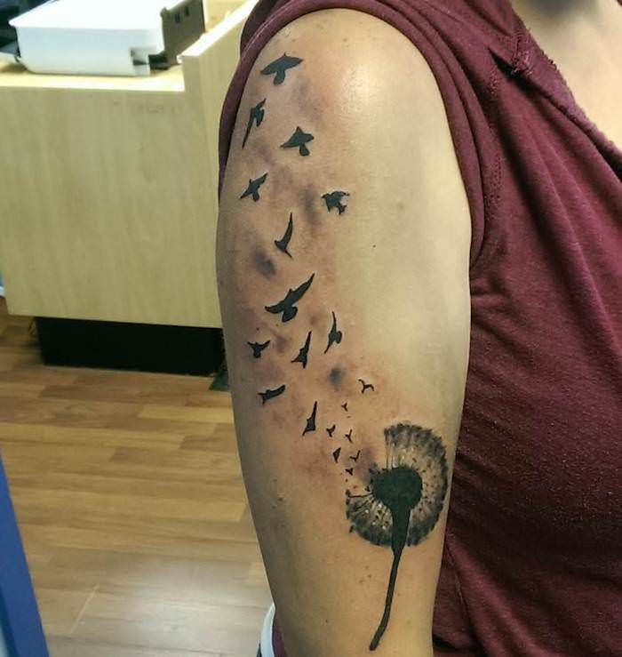 tatuaj tatuaj, tatuaj negru și gri cu flori și păsări care zboară pe brațul superior