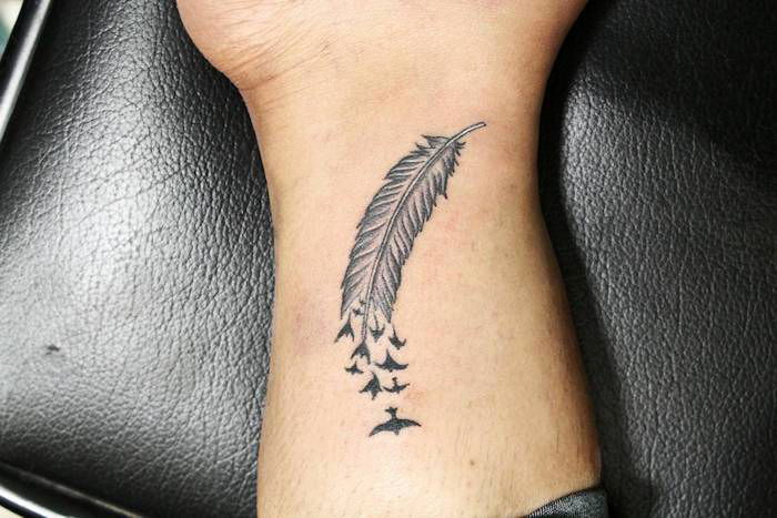 tatuaj de tatuaje, tatuaj picior, motive tatuaje mici, pene cu păsări zburătoare