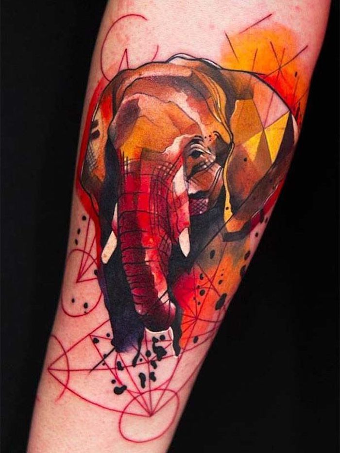 motive pentru tatuaje, tatuaj colorat pe braț, elefant în roșu și portocaliu cu figuri geometrice